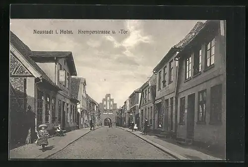 AK Neustadt i. Holst., Mädchen mit grossem Hut auf der Kremperstrasse vor dem Tor