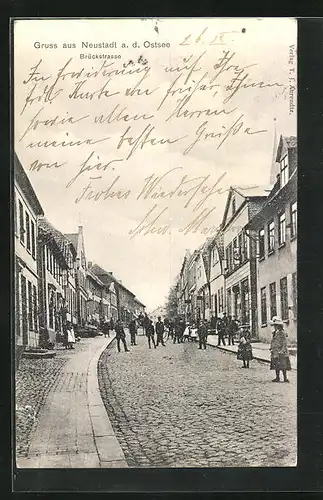 AK Neustadt a. d. Ostsee, Blick in die Brückstrasse mit Passanten