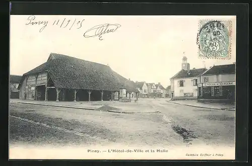 AK Piney, L`Hôtel-de-Ville et la Halle