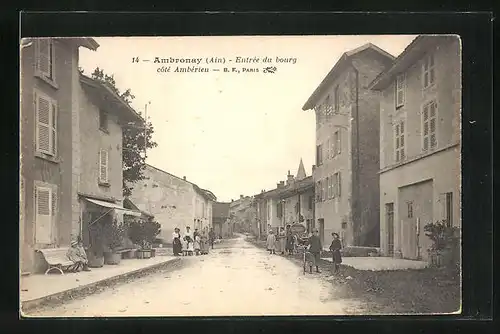 AK Ambronay, Entree du Bourg cote Amberieu, Anwohner stehen am Strassenrand