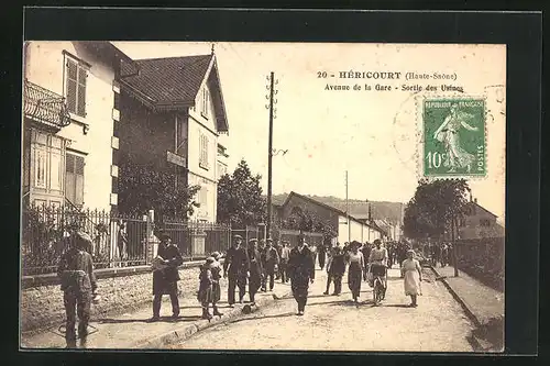 AK Hericourt, Avenue de la Gare, Sortie des Usines