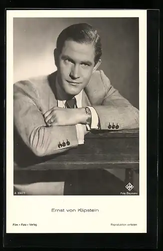 AK Schauspieler Ernst von Klipstein nachdenklich sitzend mit verschränkten Armen