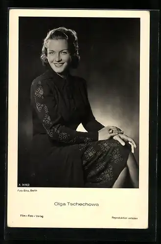 AK Schauspielerin Olga Tschechowa sitzend porträtiert