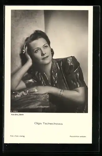 AK Schauspielerin Olga Tschechowa mit Perlenkette in der Hand