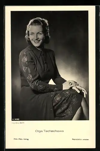 AK Schauspielerin Olga Tschechowa sitzend porträtiert