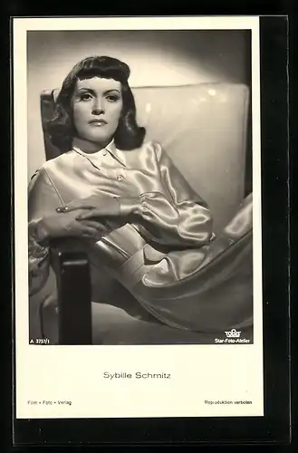 AK Schauspielerin Sybille Schmitz in Sessel posierend