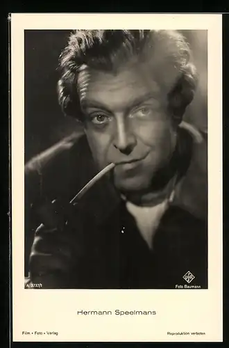 AK Schauspieler Hermann Speelmans raucht eine Pfeife