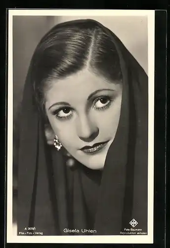 AK Schauspielerin Gisela Uhlen, Portrait mit Kopftuch