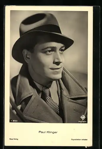 AK Schauspieler Paul Klinger im Mantel mit Hut porträtiert