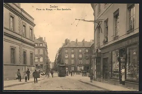 AK Sedan, Strassenbahn in der Rue Gambetta, Place du Rivage