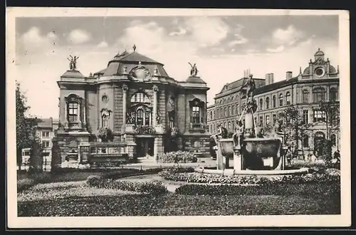 AK Aussig a. d. Elbe, Stadttheater mit Brunnen und Strassenbahn