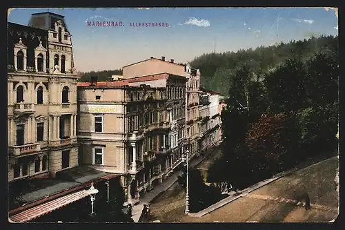 AK Marienbad, Alleestrasse mit Passanten