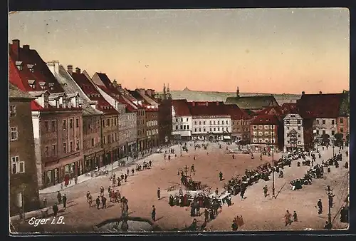 AK Eger i. B., Marktplatz mit Marktbetrieb aus der Vogelschau