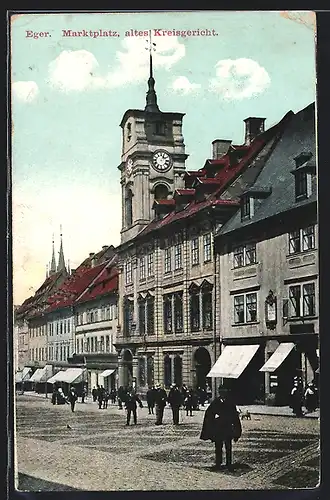 AK Eger, Marktplatz mit altem Kreisgericht und Passanten