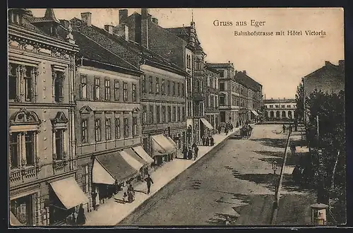 AK Eger, Bahnhofstrasse mit Hotel Victoria