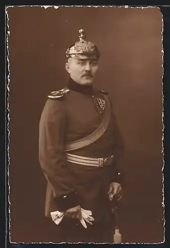 Foto-AK Offizier in Uniform Art. Rgt. 4 mit Pickelhaube Preussen, Epauletten, Orden Eisernes Kreuz, Ordenspange