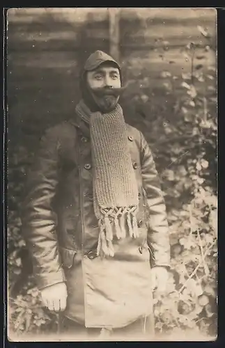 Foto-AK Militär Kraftfahrer im Ledermantel mit Strickschal und elegantem Bart