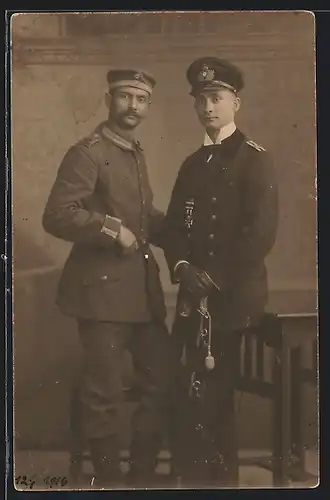 Foto-AK Soldat und Offizier der Kaiserlichen Marine in Uniform mit Orden Eisernes Kreuz, Säbel mit Portepee