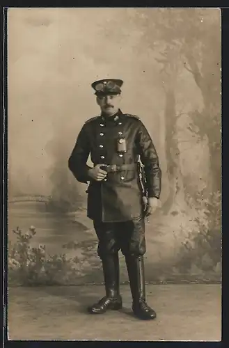 Foto-AK Soldat der Kraftfahrer in LEderkombi mit Fahrerbrille, Bajonett mit Portepee