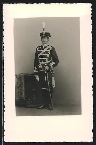 Foto-AK Husar in Uniform mit Kolpak und Säbeltasche, Säbel mit Portepee