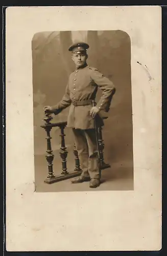 Foto-AK Soldat in Feldgrau Uniform I. Ers. Batl., 6. Inf. Rgt. mit Bajonett