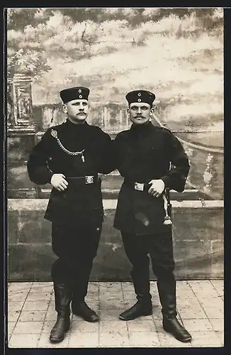 Foto-AK zwei Soldaten in schwarzer Uniform mit Schützenschnur und Bajonett