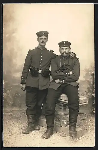 Foto-AK zwei Uffz. Walzer und Gebhard in Uniform mit Feldstecher und Taschen