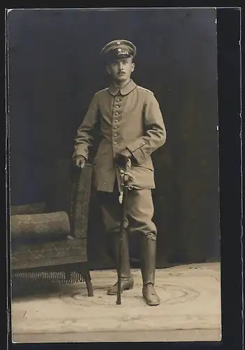 Foto-AK Soldat in Uniform mit Säbel und Lederhandschuhen
