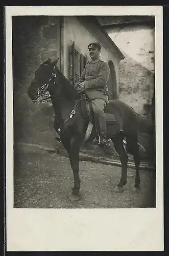 Foto-AK Soldat in Feldgrau Uniform Rgt. II. 3 B zu Pferde