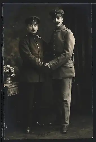 Foto-AK Soldaten in Feldgrau Uniform Rgt. 161 und Uniform Rgt. 12, 1916