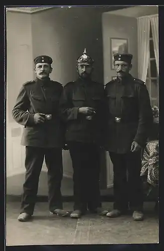 Foto-AK Soldaten in Uniform Rgt. 101 mit Pickelhaube Sachsen und Krätzchen