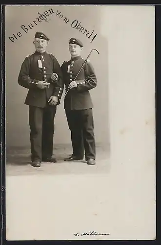 Foto-AK zwei Soldaten in Uniform Rgt. 84, die Burschen vom Oberst !