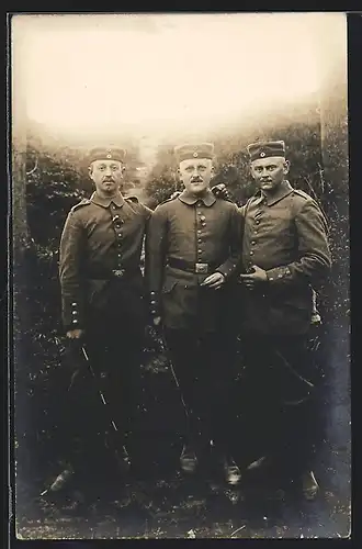 Foto-AK drei Soldaten in Feldgrau Uniform mit Krätzchen