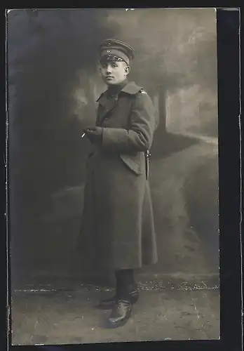 Foto-AK junger Soldat Heini in Uniform mit Mantel