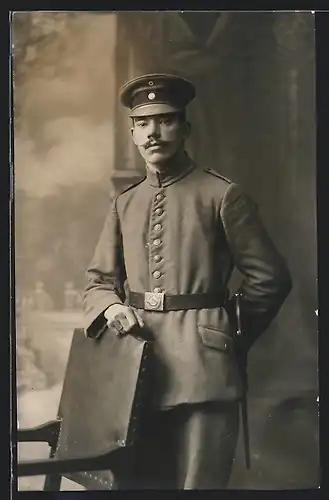 Foto-AK Soldat in Feldgrau Uniform mit Bajonett