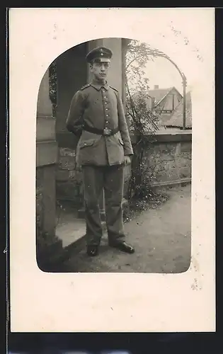 Foto-AK junger Soldat in Feldgrau Uniform vor seinem Elternhaus, 1916