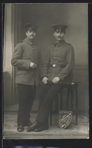 Foto-AK zwei Soldaten in Uniform I. Ers. komp. Inf. Rgt. 120 Ulm mit Wappenschild zu Füssen