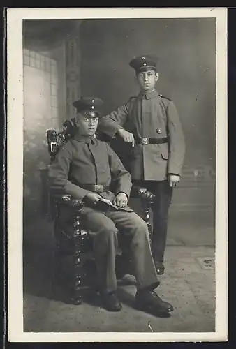 Foto-AK zwei Soldaten in Feldgrau Uniform mit Verwundetenabzeichen
