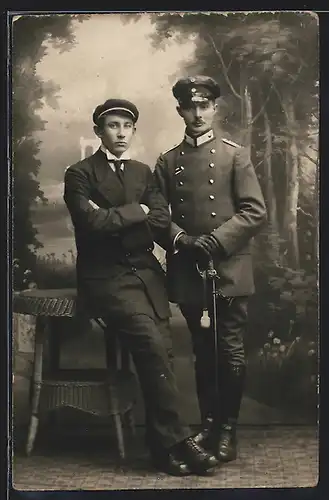 Foto-AK Student und Soldat Eberhard und Josef in Uniform mit Säbel, eingestecktes Ordensband