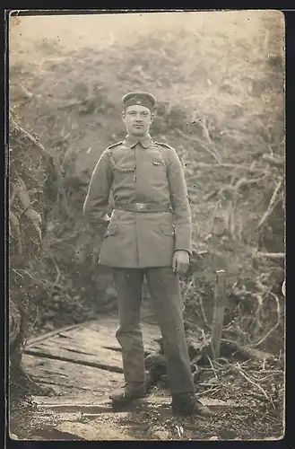 Foto-AK Soldat Willi Ziel in Uniform 1. Feld Komp. P. B. 16 mit Schützenschnur im Schützengraben