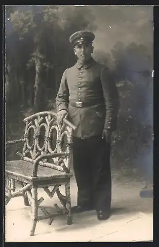 Foto-AK Soldat August Stieglitz in Uniform vor einer Studiokulisse