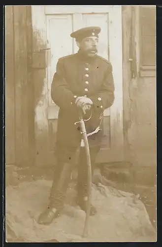 Foto-AK Soldat in Uniform Rgt. 12 mit Säbel