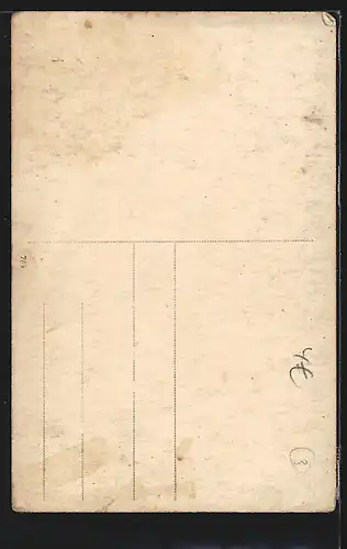 Foto-AK Soldat in Feldgrau Uniform mit Zigarre in der Hand