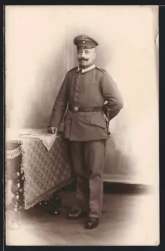 Foto-AK Soldat Paul in Feldgrau Garde Uniform mit Bajonett