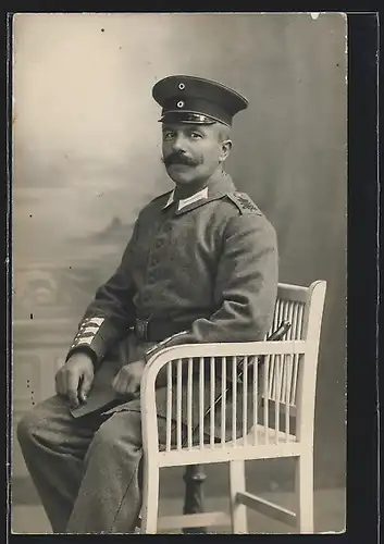 Foto-AK Soldat in Feldgrau Uniform Rgt. I, mit Bajonett