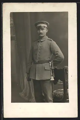 Foto-AK Soldat in Feldgrau Uniform mit Bajonett und Portpee