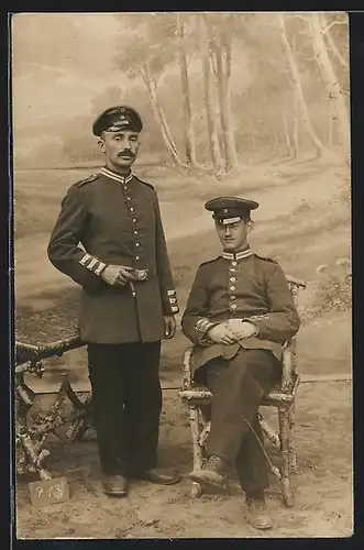 Foto-AK zwei Soldaten in Garde Uniform Landsturm Inf. Rgt. 120