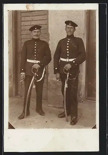 Foto-AK Soldaten in Uniform mit Säbel und Krätzchen