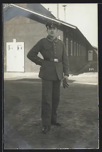 Foto-AK Uffz. Georg Brochlas in Uniform Gr. rgt. Nr. 5, 2. Ers.-Batl., im Barackenlager