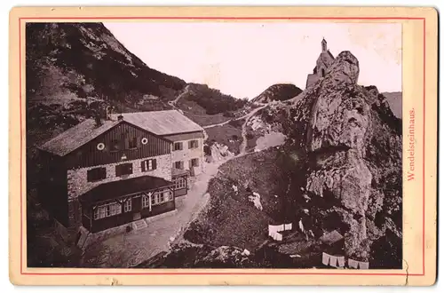Fotografie unbekannter Fotograf, Ansicht Bayrischzell, Wendelsteinhaus, Blick auf das Berghaus mit Kapelle
